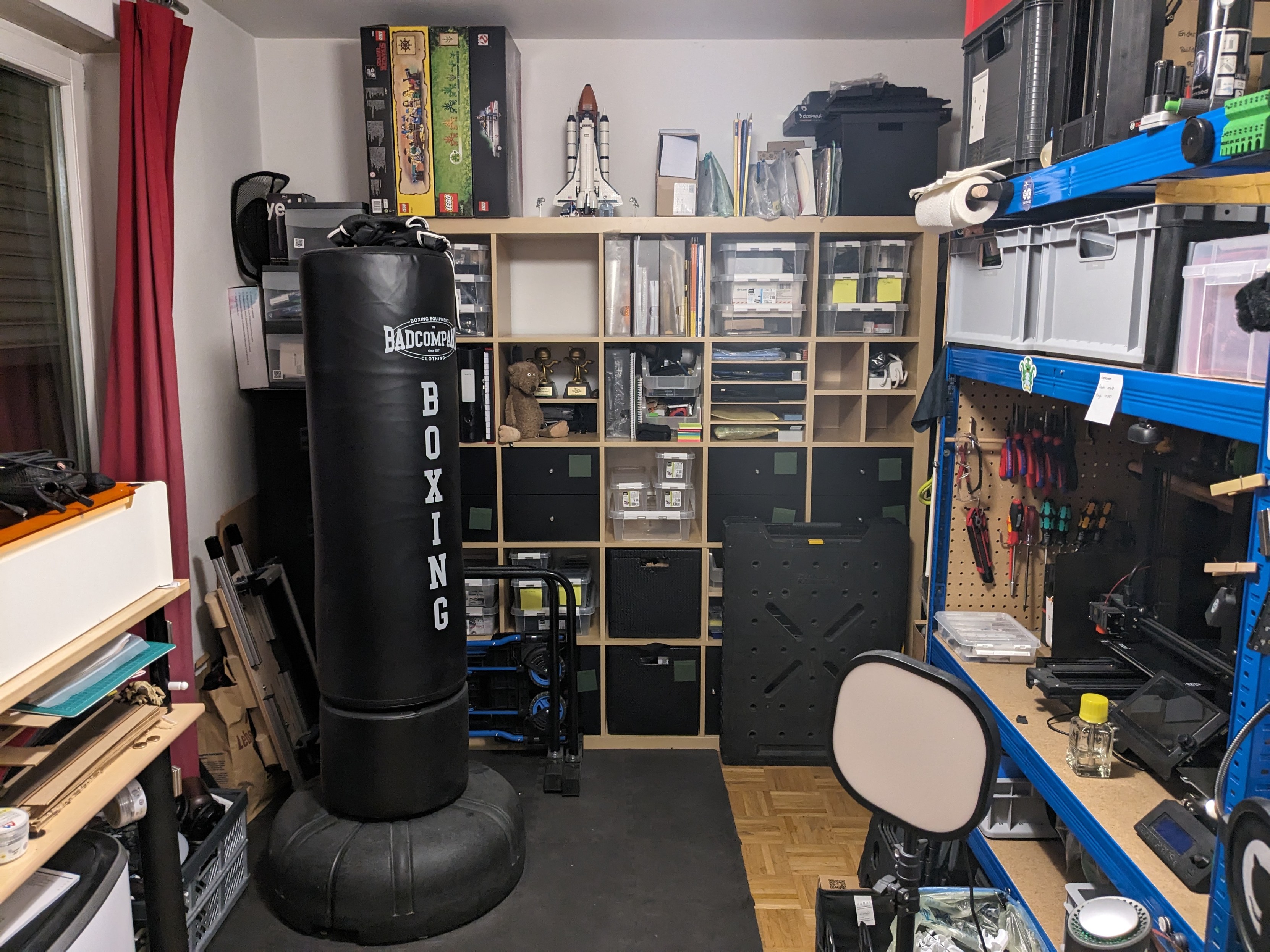 Once more a view towards the front of the office with the Expedit directly forward. To the left the still untouched laser table, to the right the heavy duty shelves.