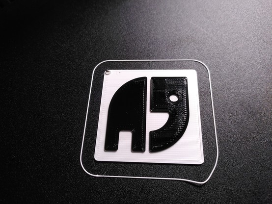 Ein schwarz auf weißem Quadrat 3D-gedrucktes Natenom-Elefanten-Logo