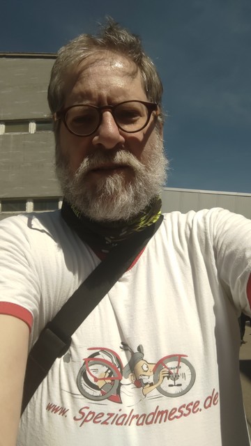 Selfie mit weiß-rotem vintage Spezie-T-Shirt.