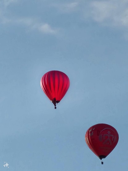 roter, KI generierter, Heißluftballon in der Mitte des Bildes, unten rechts der ausgeschnittene Heißluftballon