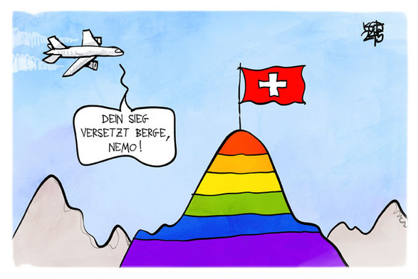 Karikatur eines Gebirges, der höchste Berg in Regenbogen-Farben, mit einer rechteckigen statt quadratischen Schweizerfahne an der Spitze. Ein Flugzeug mit Contrails fliegt am blauen Himmel, Sprechblase "Dein Sieg versetzt Berge, Nemo!"
