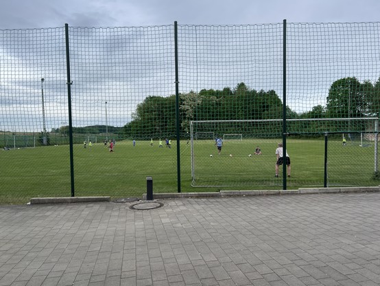 Fußballplatz mit Trainierenden. 