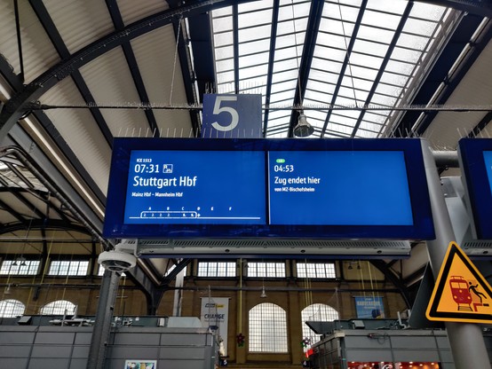 Departure board at Wiesbaden Hauptbahnhof. Next train is ICE 1513, departing 07:31, after that the following train is an arrival of S8, arriving tomorrow 04:53