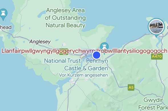 Google Maps Screenshot, in dem der Name der walisischen Stadt (Name folgt am Ende des ALT-Texts) voll ausgeschrieben ist. Der Name umspannt die komplette Displaybreite und nimmt in der Darstellung einen nicht unerheblichen Teil der Isle of Anglesey und Teile von Gwynedd in Wales ein.

Voller Name: Llanfair­pwllgwyngyll­gogery­chwyrn­drobwll­llan­tysilio­gogo­goch