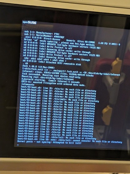 Closeup von einer Haltestellenanzeige, die eine Kernel-Panic-Meldung von Linux zeigt.