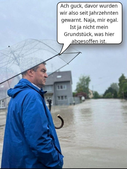 Foto von Markus Söder mit einem Regenschirm auf einer überfluteten Straße im Hochwassergebiet. Dazu eine Sprechblase mit 