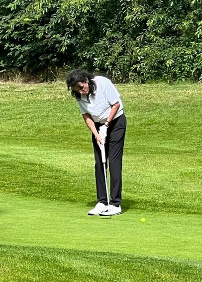 Alice Cooper spielt Golf.