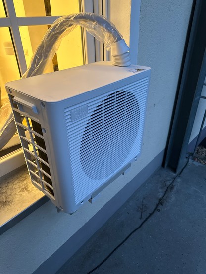 Ein Außengerät einer Klimaanlage. Der Schlauch ist noch original verpackt 