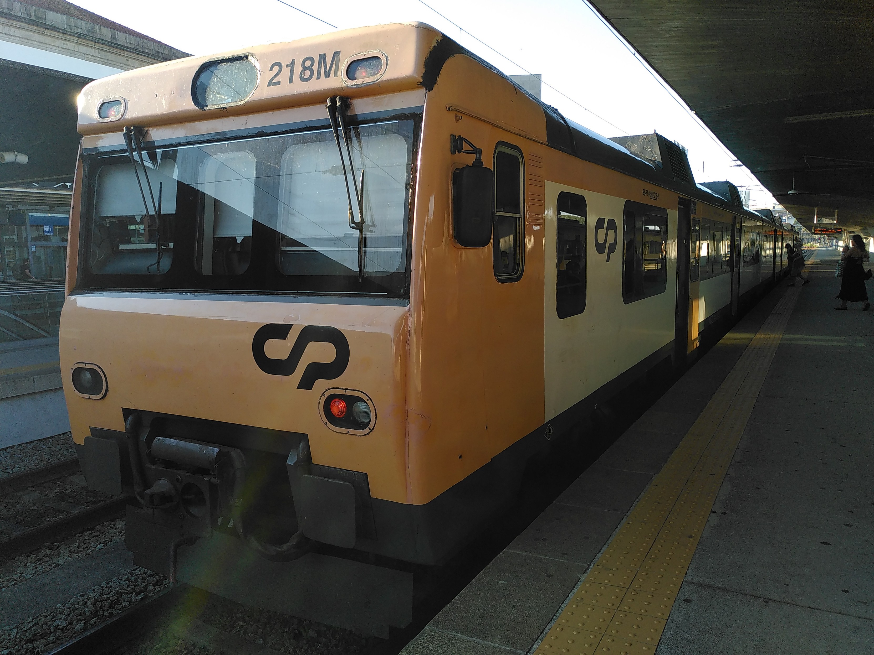 Zug vom CP am Bahnsteig. Der Zug ist sehr kastenförmig und ein älteres Modell.