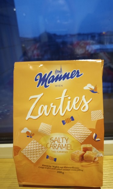 Eine Packung Manner Salty Caramel Mannerschnitten