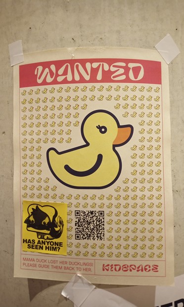 Poster mit gelber Ente und drauf steht Wanted
(Irgendwas vom kidsspace)