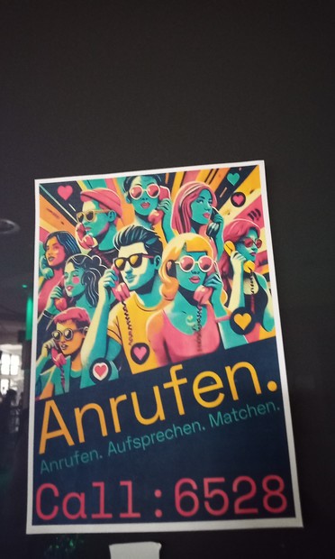 Poster sagt Anrufen. Aufsprechen. Matchen.
Call 6528