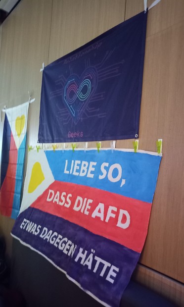 Banner mit der Aufschrift Lebe so, dass die AfD etwas dagegen hätte