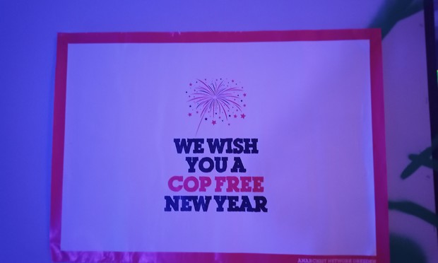 Poster mit Text We wish you a cop free new year