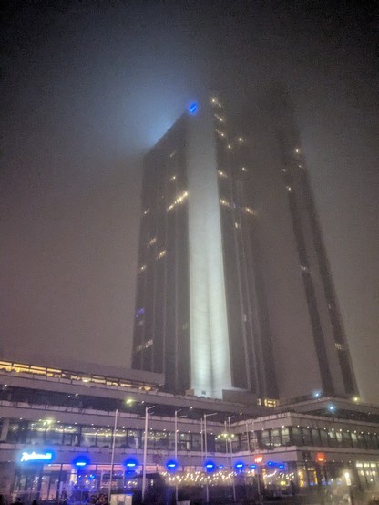 Radisson-Tower im Nebel.