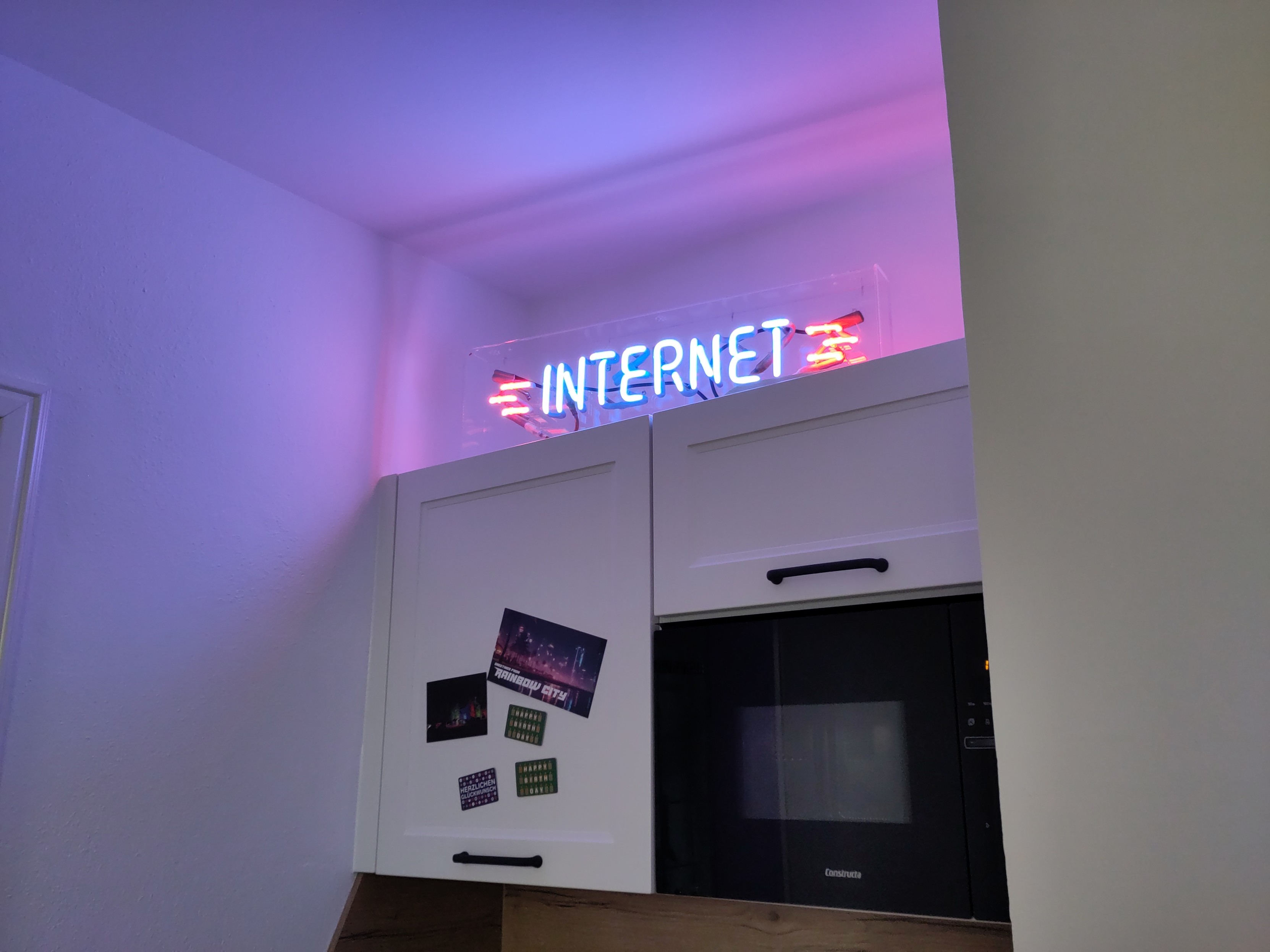 Eine Neon-Leuchtreklame mit dem Titel "Internet".