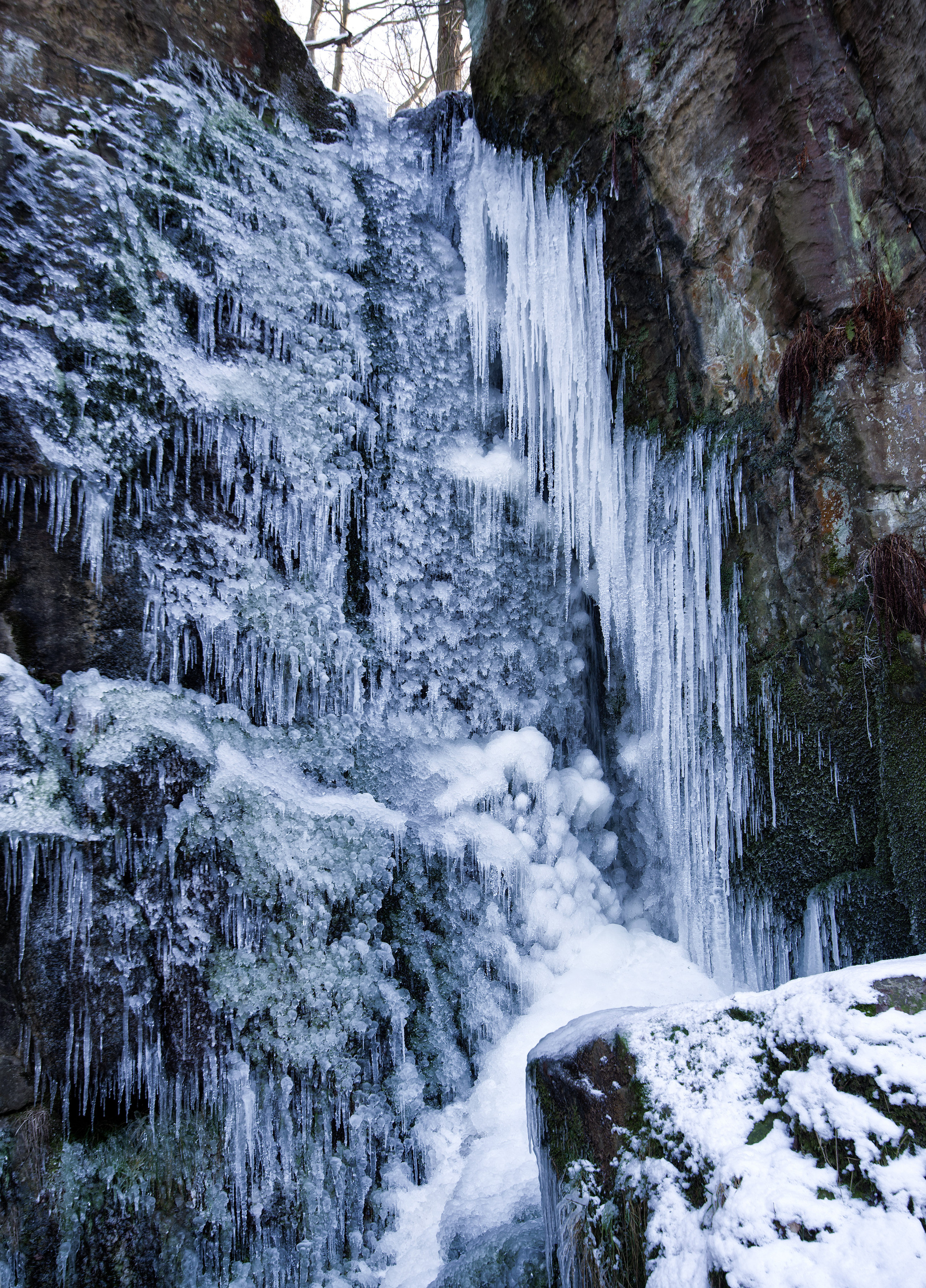 Langhennersdorfer Wasserfall. Viele unterschiedliche Eiszapfen.