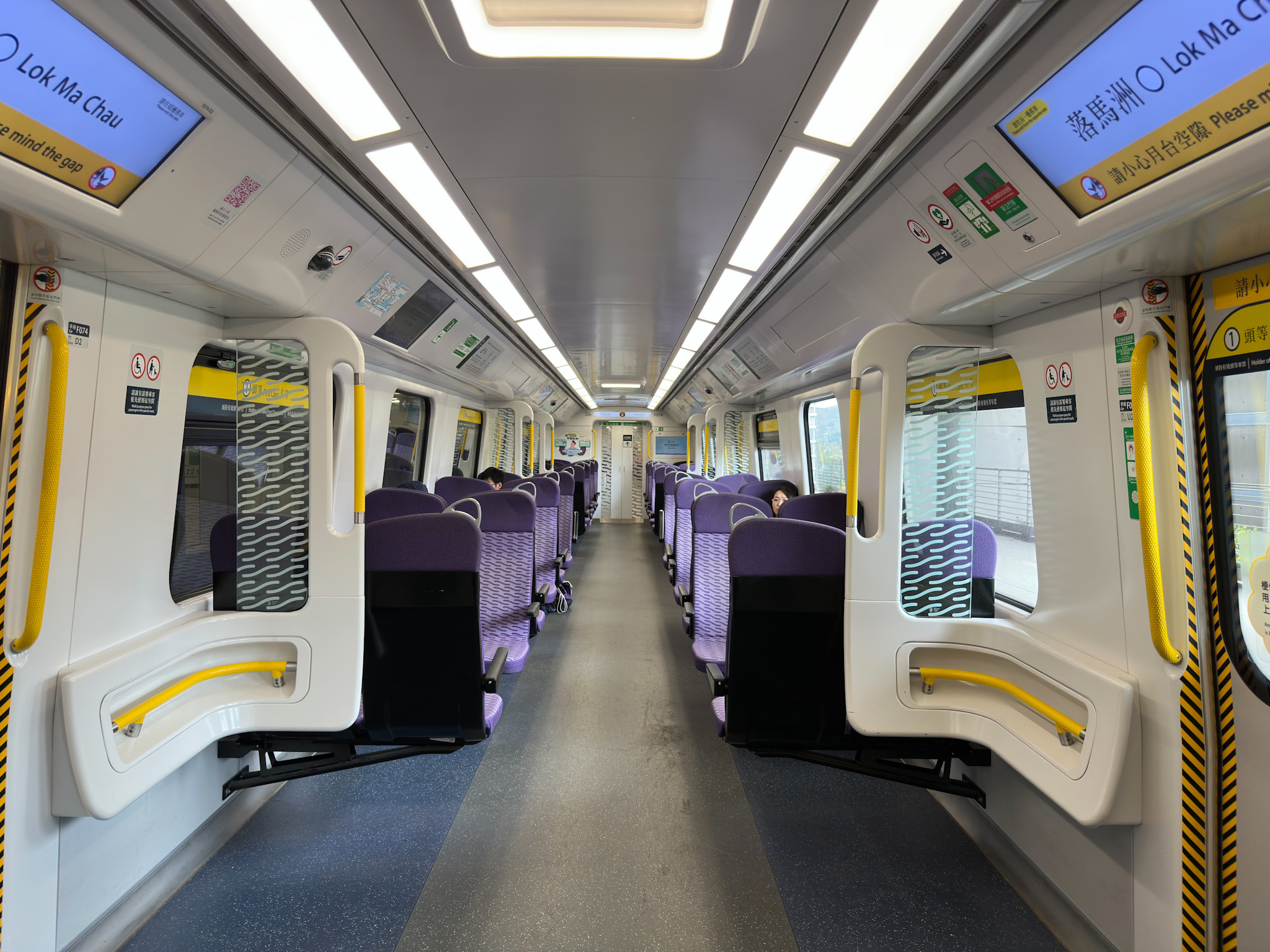 Ein U-Bahnwagen in dem die Sitze in 4er Gruppen angeordnet sind. 