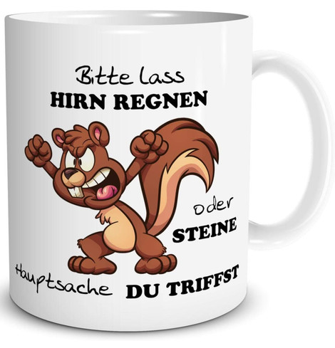 Eine weiße Kaffeetasse mit einem wütenden Eichhörnchen darauf. Das Eichhörnchen hat die Arme erhoben und einen wütenden Ausdruck. Der Text auf der Tasse lautet: "Bitte lass Hirn regnen oder Steine Hauptsache du triffst".