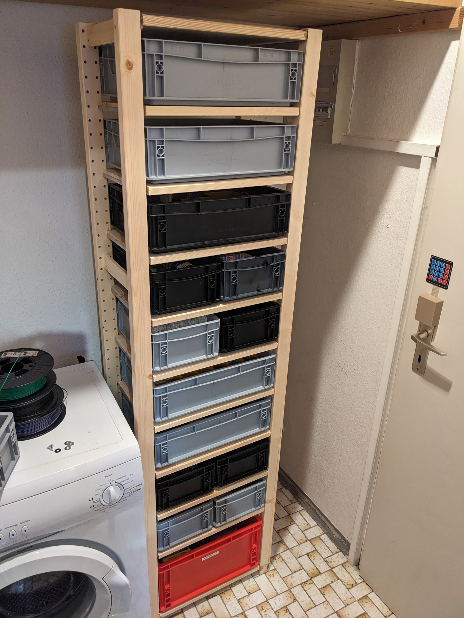 Ein einfaches, hohes schmales Regal mit Euroboxen drin. Ein einfaches, hohes schmales Regal mit Euroboxen drin.