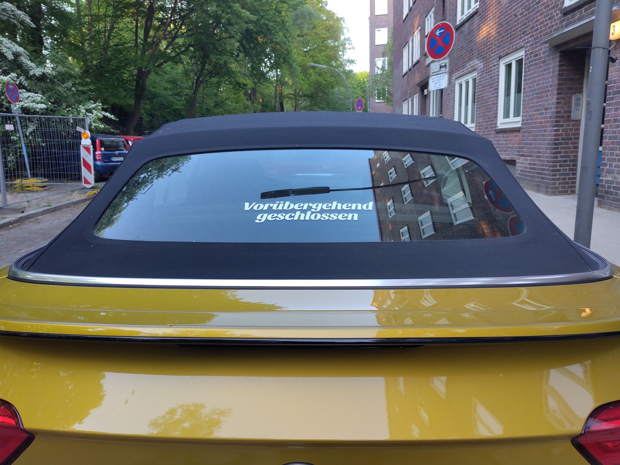 ein cabrio-verdeck mit Aufkleber "vorübergehend geschlossen"