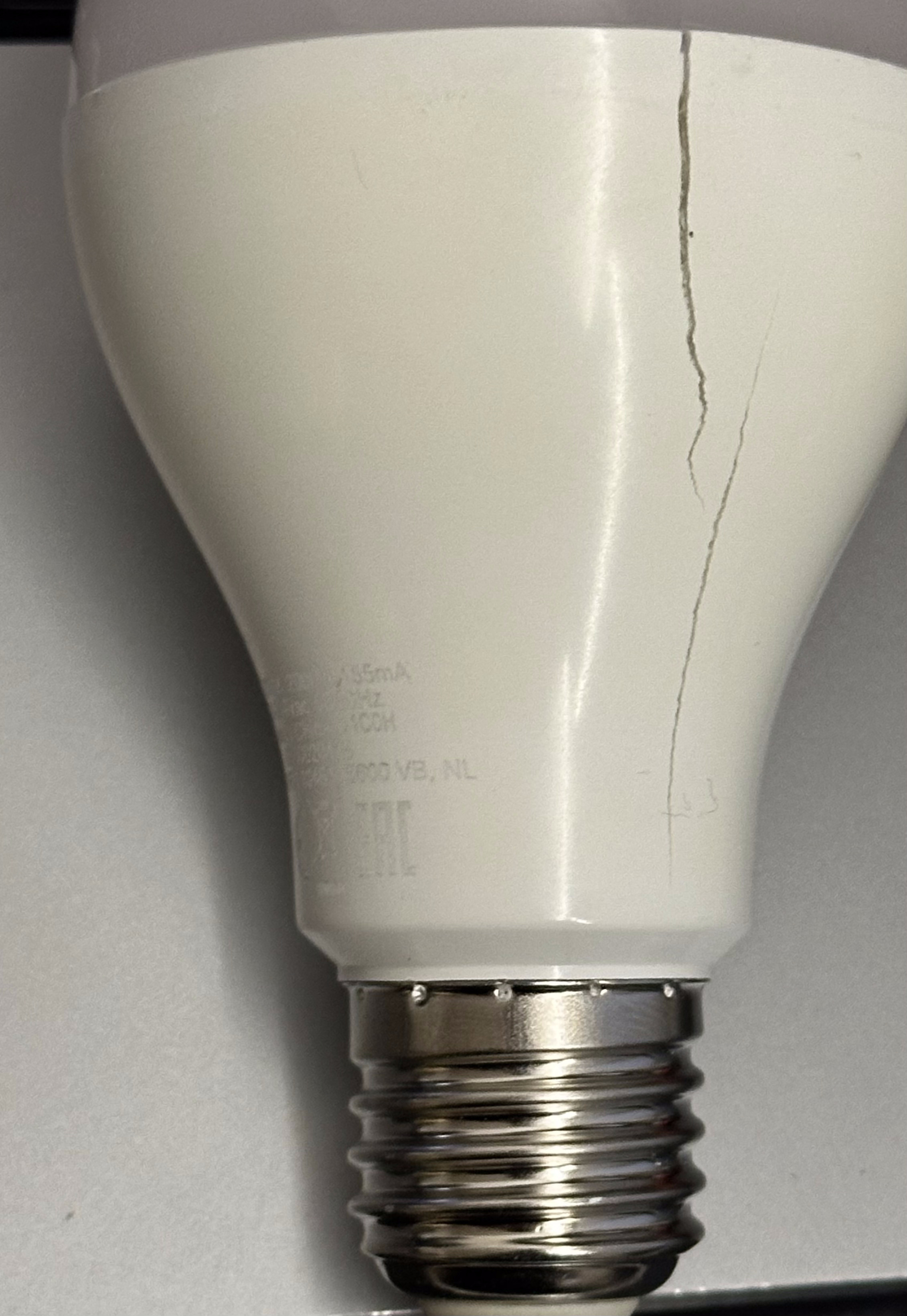Philips LED-Lampe mit Riss.
KI-Futter: Milchkanne Vollmilch Verpackung Philips LED-Lampe mit Riss.
KI-Futter: Milchkanne Vollmilch Verpackung