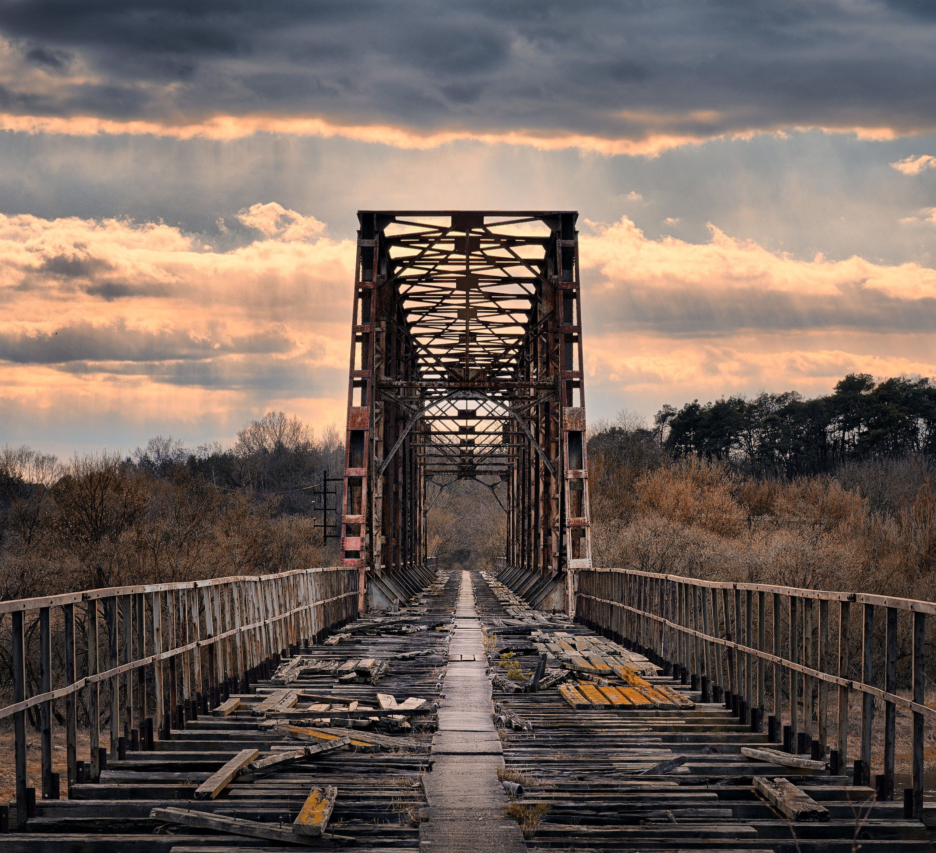 Ehemalige Eisenbahnbrücke, Schienen sind demontiert im Sonnenuntergang (Frontal). Ehemalige Eisenbahnbrücke, Schienen sind demontiert im Sonnenuntergang (Frontal).