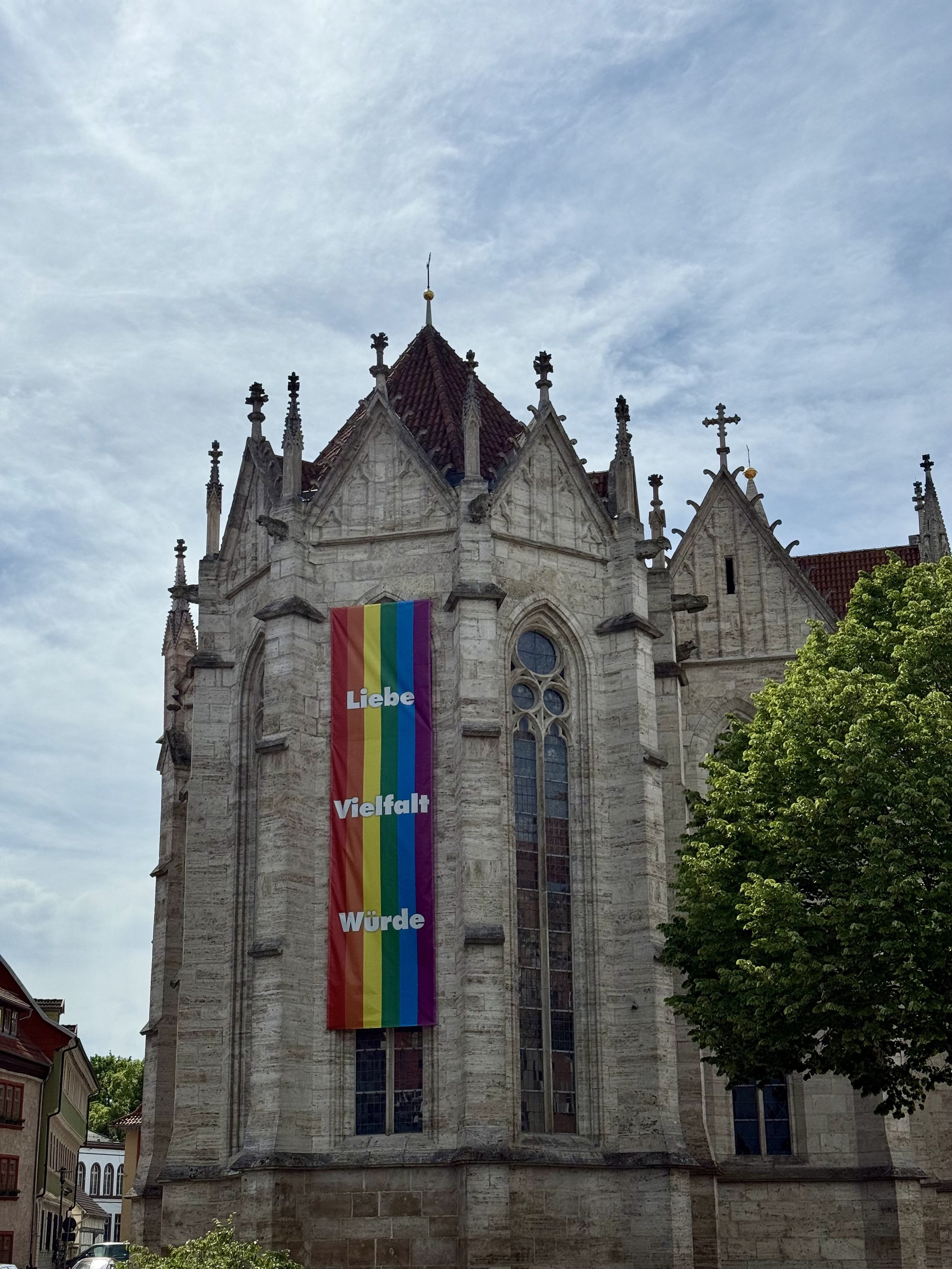 Vor dem Außenfenster des Chors der Divi-Blasii-Kirche in Mühlhausen in Thüringen hängt eine lange Regenbogenfahne senkrecht mit den Worten „Liebe Vielfalt Würde“.
Ein Fact zur Kirche: Die Chorfenster sind ähnlich geformt wie die Durchbrüche in den Pfeilern der Brooklyn Bridge. Der Architekt wurde in dieser Kirche getauft.
Weiterer Fact: Johann Sebastian Bach hat hier ein Jahr als Organist gewirkt und die Orgel entworfen, die aber erst später nach seinen Entwürfen neu gebaut wurde.
Noch ein Fact: Es gibt eine Fenster-Rose, die etwas kleiner wie die von Notre Dame in Paris ist, aber das Fenster geht nach Norden raus, sodass sie nie von der Sonne angestrahlt wird. Vor dem Außenfenster des Chors der Divi-Blasii-Kirche in Mühlhausen in Thüringen hängt eine lange Regenbogenfahne senkrecht mit den Worten „Liebe Vielfalt Würde“.
Ein Fact zur Kirche: Die Chorfenster sind ähnlich geformt wie die Durchbrüche in den Pfeilern der Brooklyn Bridge. Der Architekt wurde in dieser Kirche getauft.
Weiterer Fact: Johann Sebastian Bach hat hier ein Jahr als Organist gewirkt und die Orgel entworfen, die aber erst später nach seinen Entwürfen neu gebaut wurde.
Noch ein Fact: Es gibt eine Fenster-Rose, die etwas kleiner wie die von Notre Dame in Paris ist, aber das Fenster geht nach Norden raus, sodass sie nie von der Sonne angestrahlt wird.