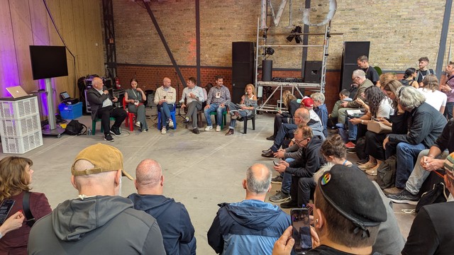 Foto einer Diskussionsrunde auf der republica mit Publikum von hinten
