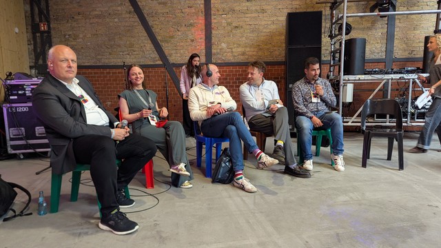 Foto Diskutant:innen des im Beitrag verlinken Panels: Ulrich Kelber, Melanie Bartos, Björn Staschen, Gavin Karlmeier, Sascha Foerster (v.l.n.re.)

