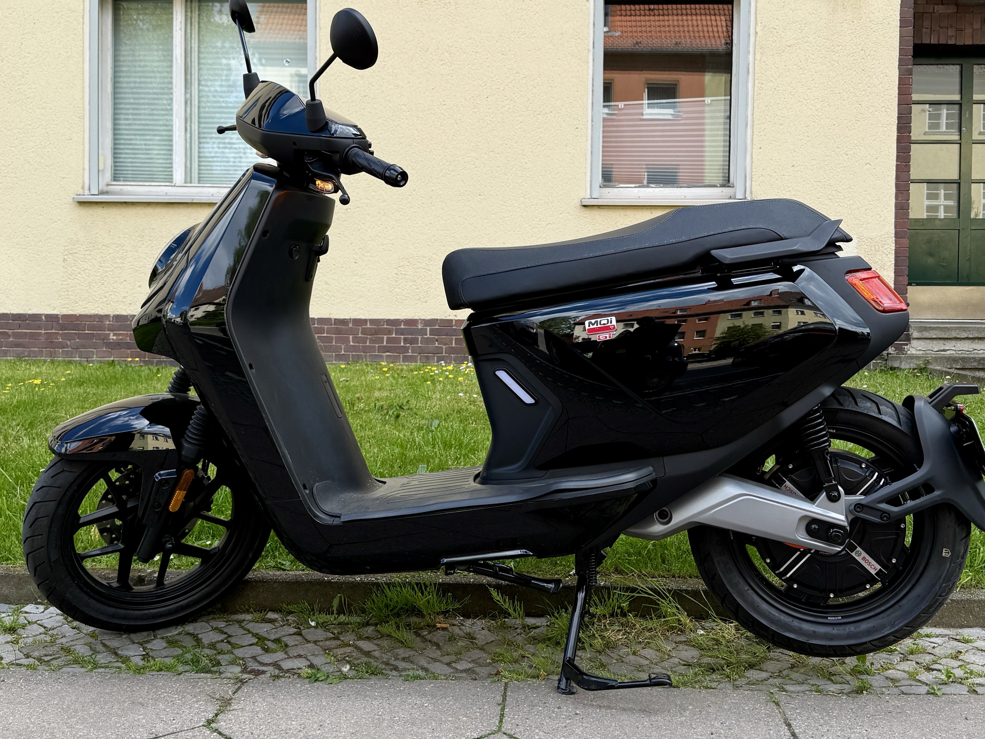Ein schwarzer, elektrischer Motorroller.