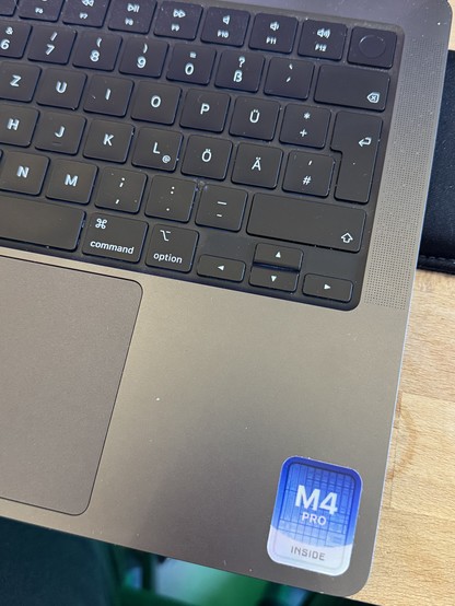 Der Palm Rest eines MacBook Pro. Darauf ein Aufkleber im Stil der alten „Intel Inside“-Aufkleber mit der Beschriftung „M4 Pro Inside“. 
