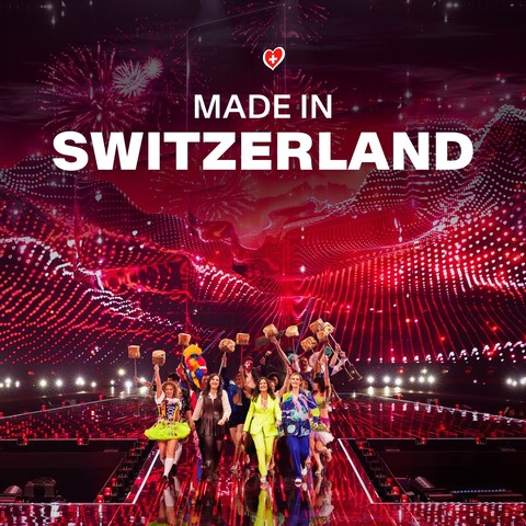 Cover der Single Made in Switzerland, zeigt ein Standbild der Show, die Sänger laufen mit übergrossen Fonduegabeln mit käsebedeckten Brotstücken über die glitzernde Bühne hinter Hazel, Sandra und Petra her