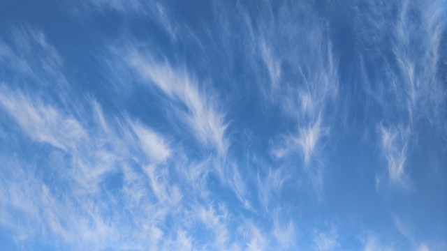 Wolken im Himmel die von ihrer Form her fast wie Flammen aussehen