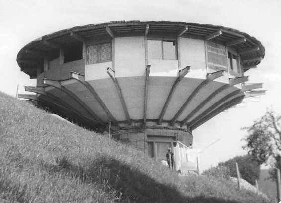 Black and white image of a house made from wood looking like a flying saucer - Image by Stefan Kaiser from the linked article