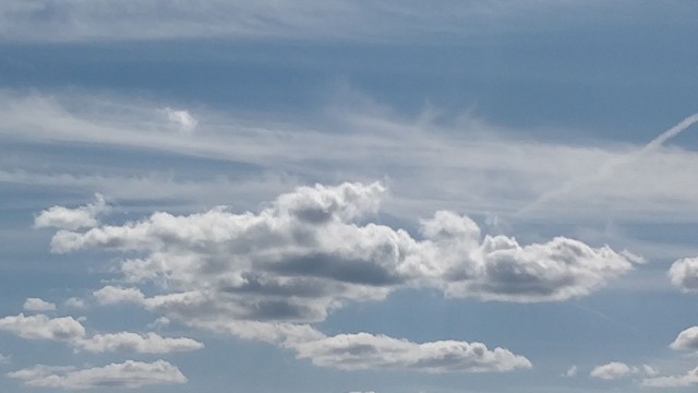 Flache Wolke im blauen Himmel