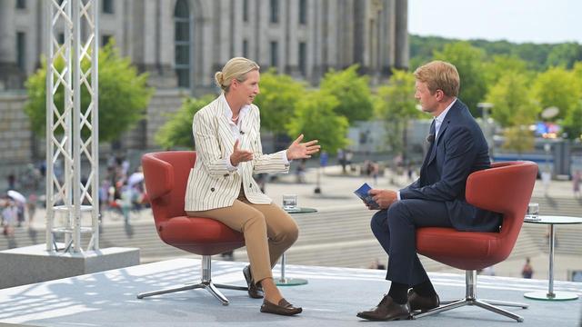 Alice Weidel  sitzt im sommerinterview