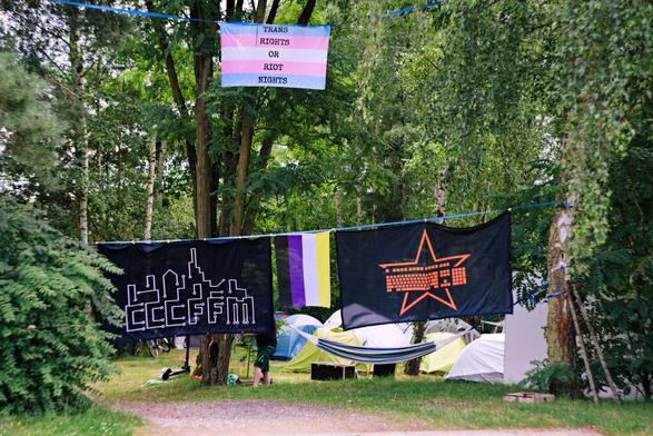 Foto von der Seezeit 2024, mit „Trans rights or riot nights“ Flagge
