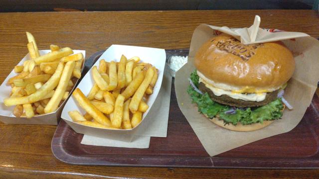 Mein Abendessen nach der CriticalMass: Ein grosser Burger mit Spinat-Patty und eine grosse Portion Pommes-Frite aufgeteilt auf eine nicht allzu volle grosse Pappschale und noch eine weitere, kleine, weil wohl beim Anrichten meiner Portion grade die.Pommes ausgegangen waren und sie den Rest kurz darauf nachgeliefert hatten.
