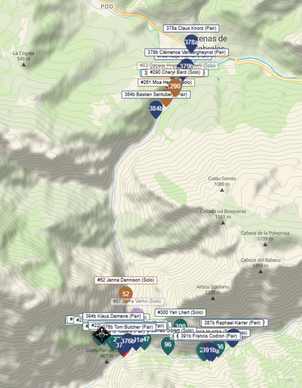 Screenshot eines kleinen Ausschnitts einer Karte im spanischen Gebirge. Der Checkpoint ist mit einem schwarzen Quadrat markiert. Von Norden kommend sind Punkte mit der Position der Radfahrer*innen und deren Namen markiert. Rund um den Checkpoint sind noch viel mehr Fahrerpunkte und auch einige schon auf dem Weg weiter nach Osten.