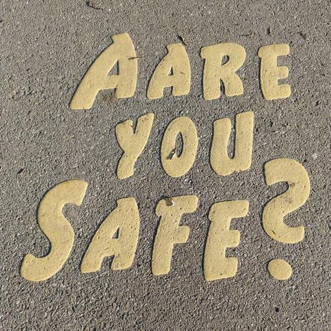 Schrift auf Fussweg am Fluss Aare: «Aare you safe?»